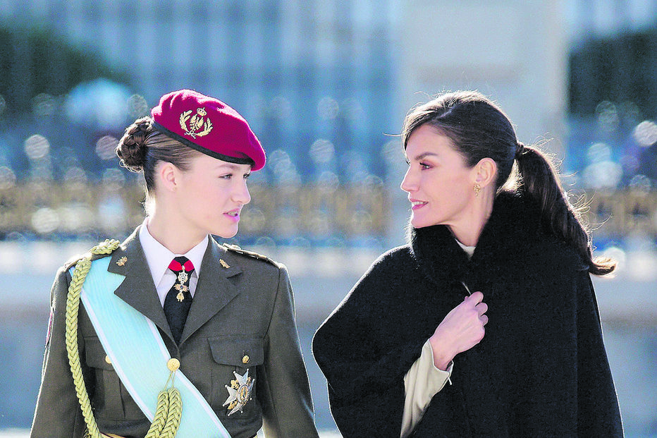 Letizia corre em auxílio da princesa Leonor