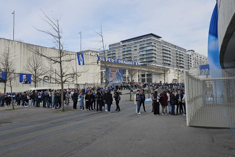 Centenas de adeptos que fazem fila nas portas de acesso às bancadas do estádio para o último adeus ao Presidente dos Presidentes