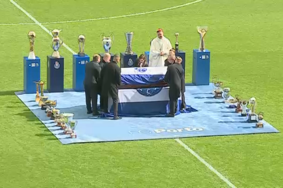 Urna de Pinto da Costa entra no relvado 