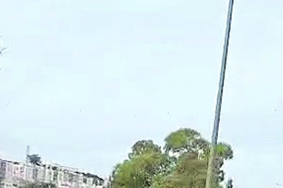 Bombeiros no local do acidente, no IC19, na zona do Cacém 