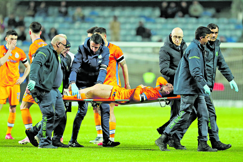 Vasco Sousa deixou o Estádio do Algarve de maca, após o lance com Zé Carlos, do qual saiu com lesão grave