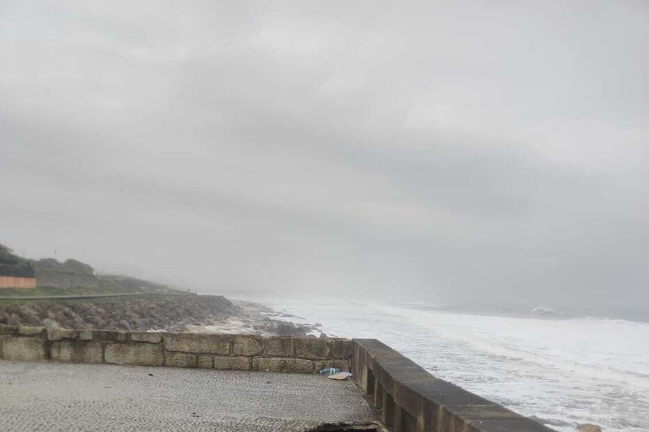 Cratera em esplanada de praia em Gaia tem aumentado de dimensões