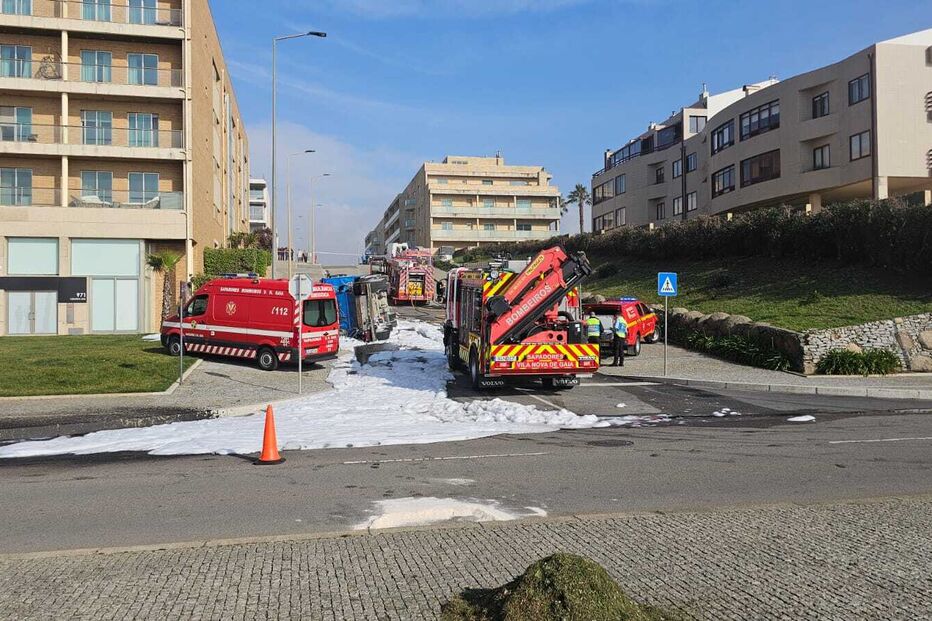 Camião capota e corta marginal de Gaia