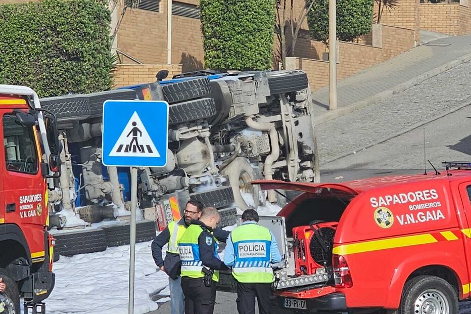 Camião capota e corta marginal de Gaia