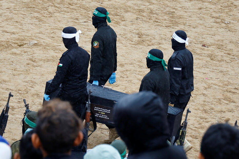 Hamas entrega caixões com corpos dos reféns israelitas à Cruz Vermelha