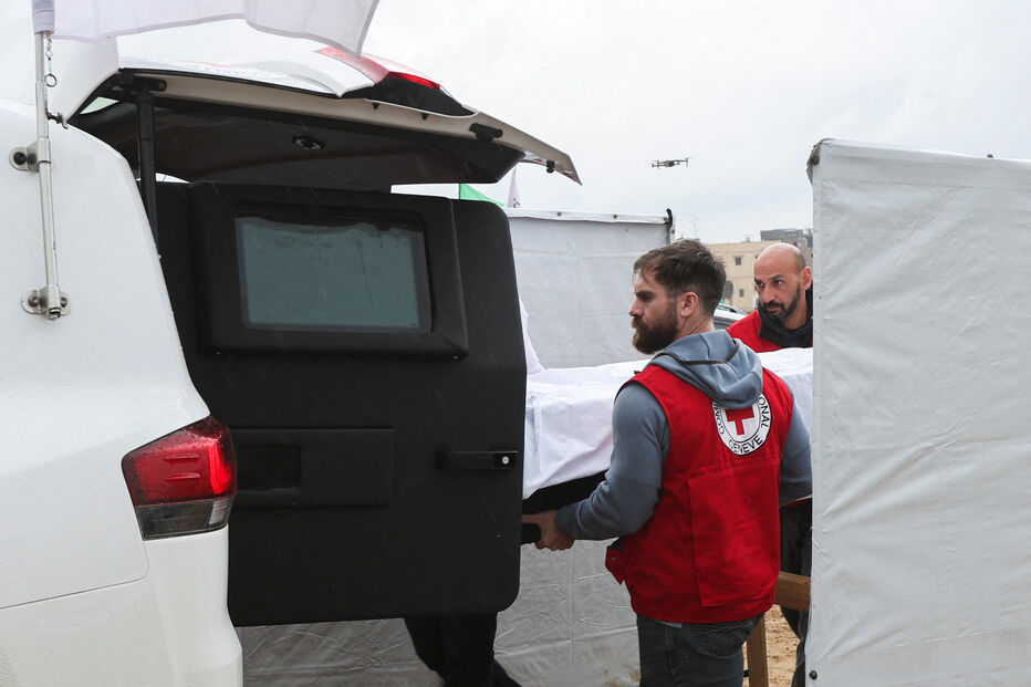 Hamas entrega caixões com corpos dos reféns israelitas à Cruz Vermelha