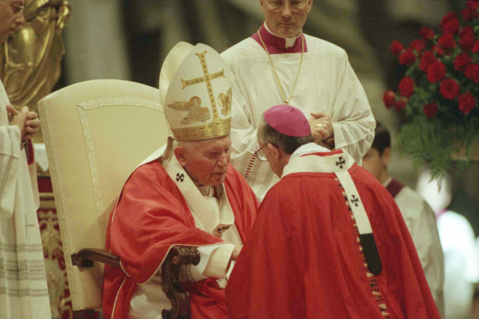 Cardeal Jorge Mario Bergoglio cumprimenta Papa João Paulo II, em 1998