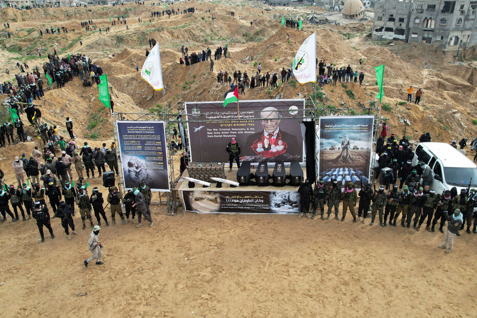 Hamas entrega caixões com corpos dos reféns israelitas à Cruz Vermelha