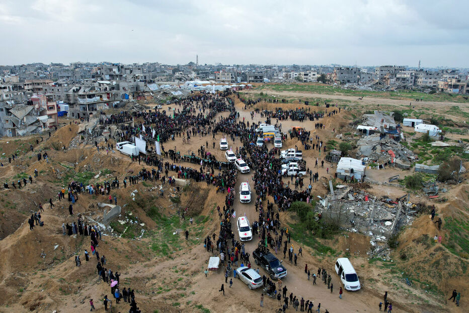 Hamas entrega caixões com corpos dos reféns israelitas à Cruz Vermelha