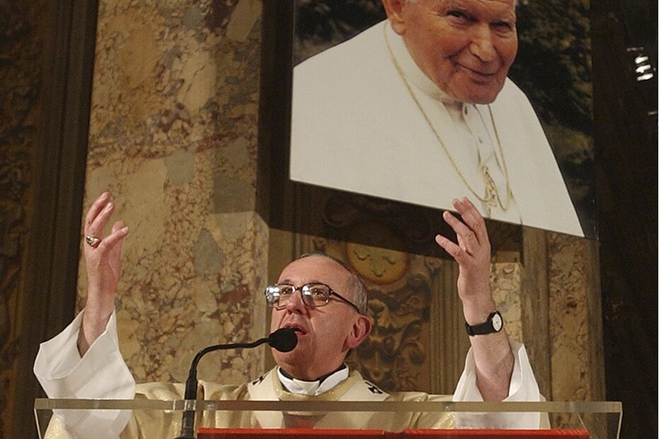 Cardeal argentino Jorge Bergoglio celebra missa em honra do Papa João Paulo II em 2005