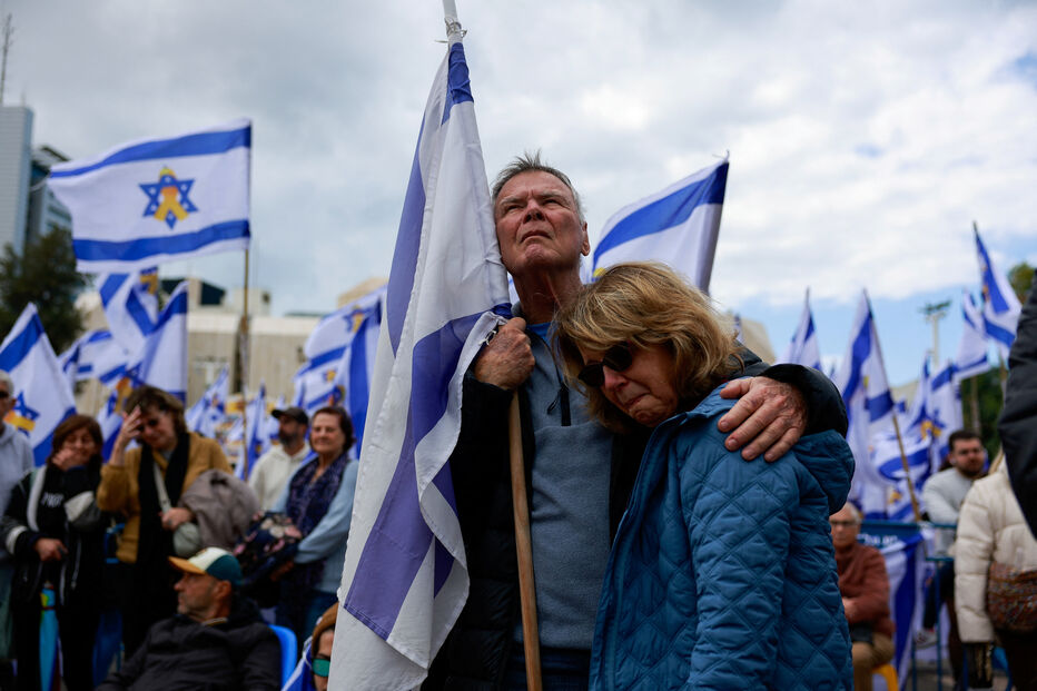Várias pessoas emocionadas durante entrega dos corpos dos reféns israelitas