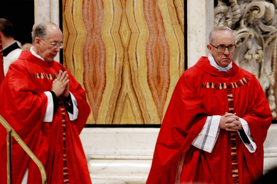 Jorge Mario Bergoglio, à direita, e o cardeal Juan Luis Cipriani Thorne, à esquerda, em 2005 