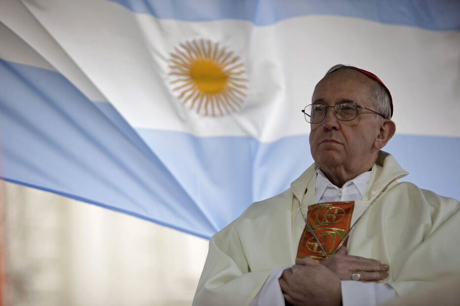 Cardeal Jorge Bergoglio celebra missa no exterior da igreja de San Cayetano, em Buenos Aires, 2009 