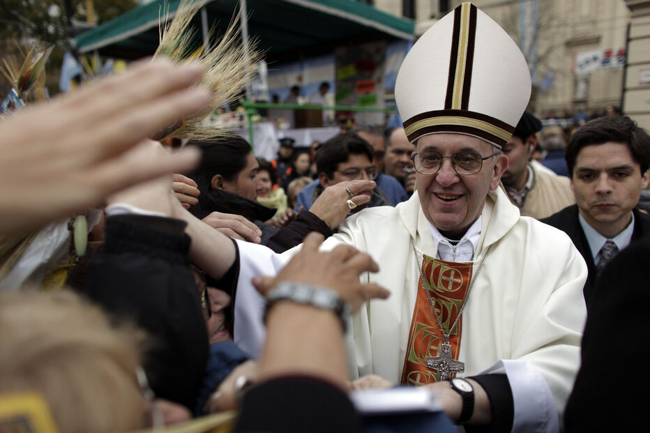 Cardeal Jorge Bergoglio celebra missa no exterior da igreja de San Cayetano, em Buenos Aires, 2009 