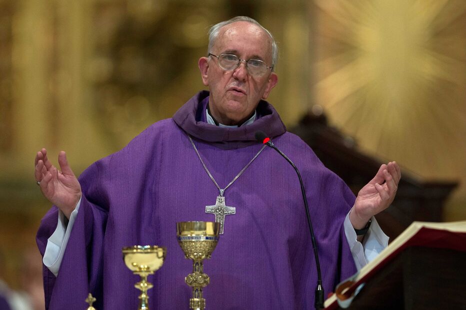 Jorge Mario Bergoglio preside missa na Catedral Metropolitana de Buenos Aires, em 2013
