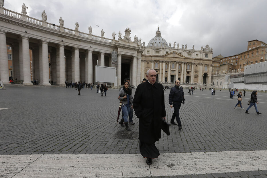 Jorge Mario Bergoglio caminha na Praça de São Pedro, no Vaticano, em 2013