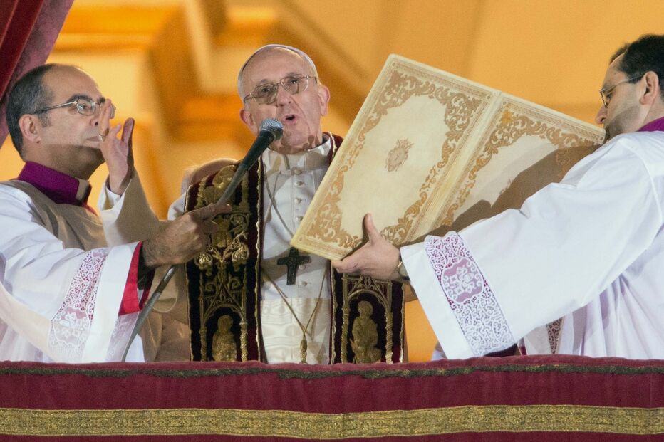 Jorge Bergoglio fala aos fieis como Papa Francisco I