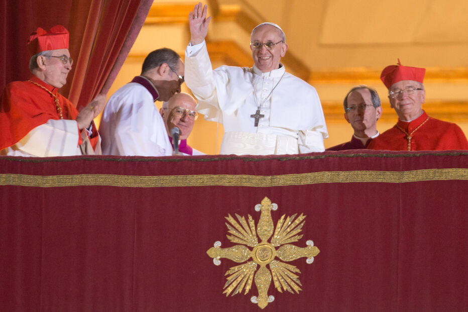 Jorge Bergoglio cumprimenta os fieis como Papa Francisco I
