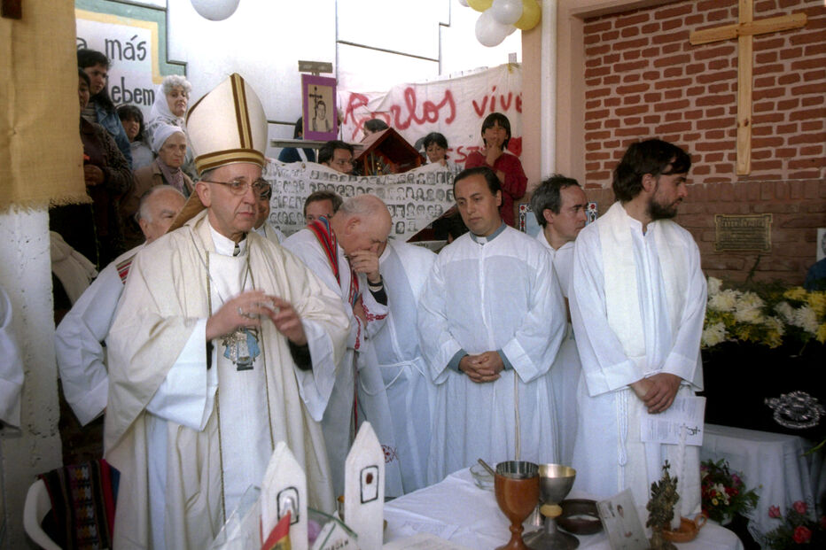 Jorge Mario Bergoglio celebra missa de homenagem a um padre assassinado em Buenos Aires, 2000