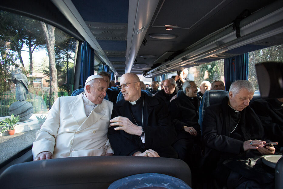 Papa Francisco conversa com o Cardeal Tarciso Bertone durante viagem de autocarro em 2015 