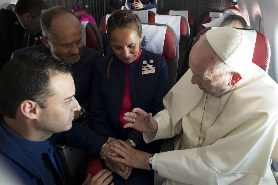 Papa Francisco fala com assistentes de bordo numa viagem de avião para Iquique, Chile, em 2018 