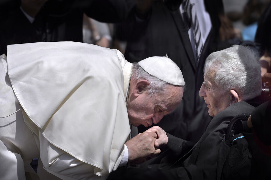  Papa Francisco beija a mão do missionário Gaetano Nicosia, de 100 Anos, em 2023