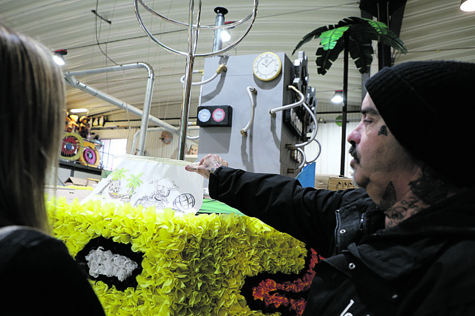 Paulo Madeira, conhecido por Palhó, junto à dessalinizadora móvel que vai desfilar em Loulé