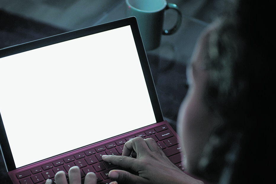 A arguida criou contas falsas na aplicação de encontros Tinder e na rede social Instagram