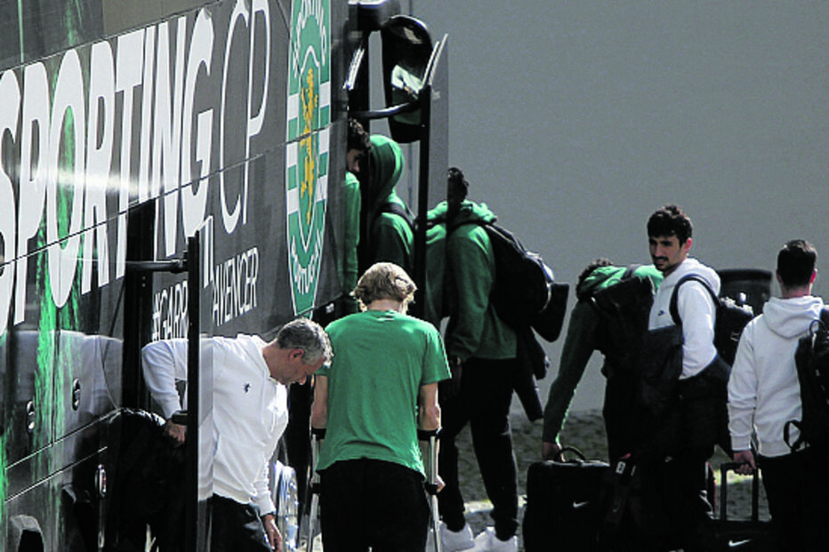 Hjulmand  desceu do autocarro já de muletas , para resguardar o tornozelo esquerdo