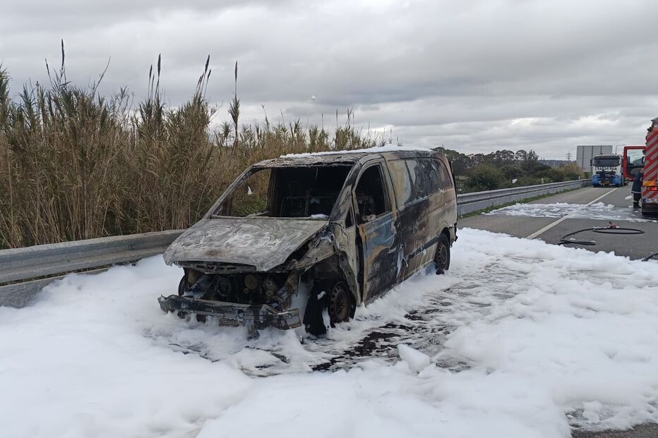 Incêndio destrói carrinha de transporte de mercadorias na A26 em Sines