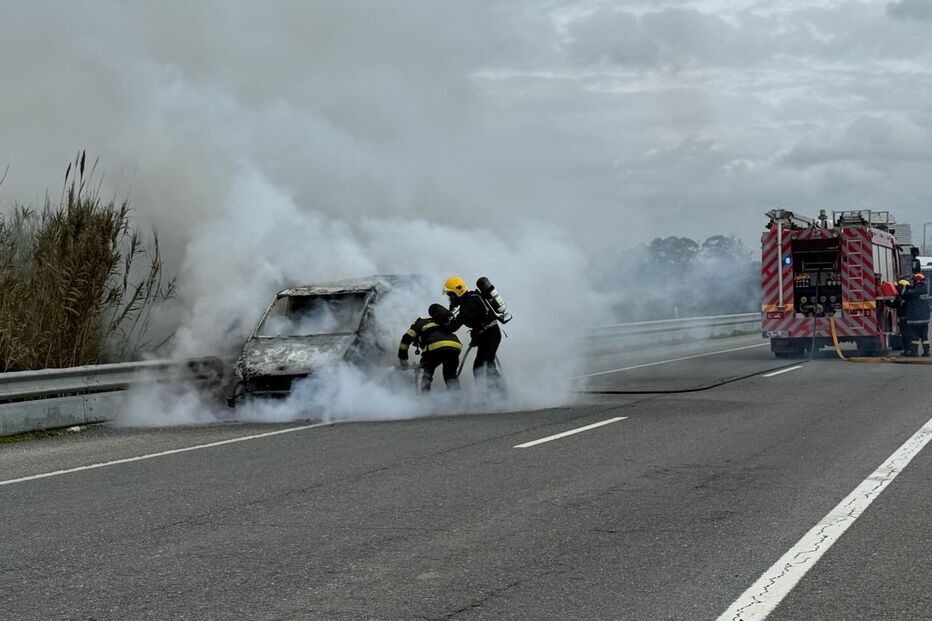 Incêndio destrói carrinha de transporte de mercadorias na A26 em Sines