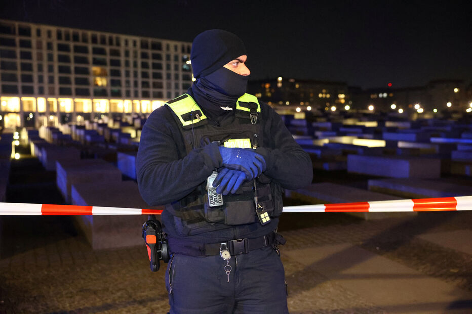 Homem esfaqueado junto ao memorial do Holocausto em Berlim 