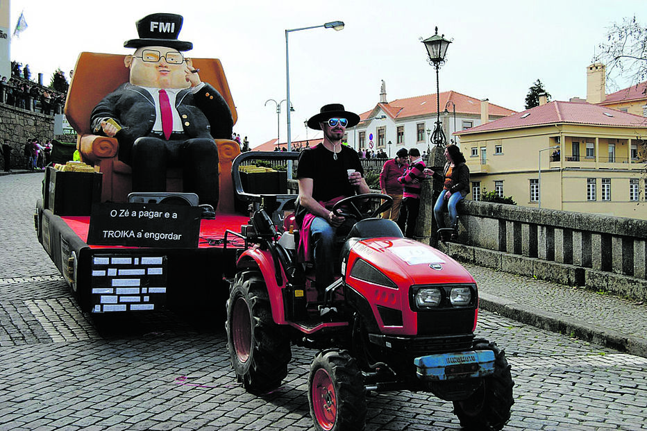 Domingo desfilam  350 foliões  e 11 carros alegóricos