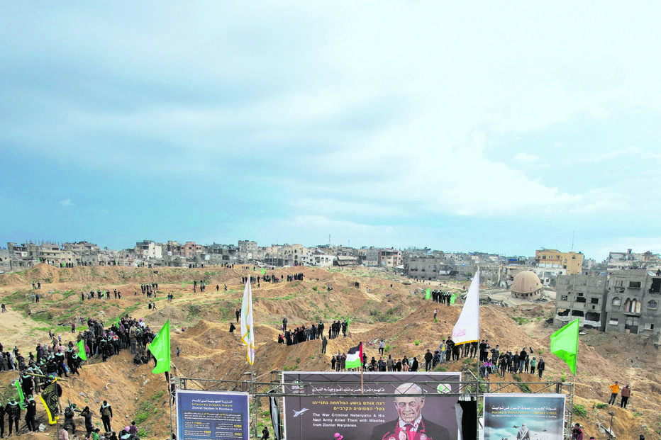 Hamas exibiu caixões pretos com corpos de reféns num palco antes de os entregar à Cruz Vermelha 