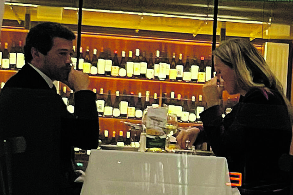 André Ventura durante o jantar com a colega de bancada, Cristina Rodrigues, num restaurante nas Amoreiras