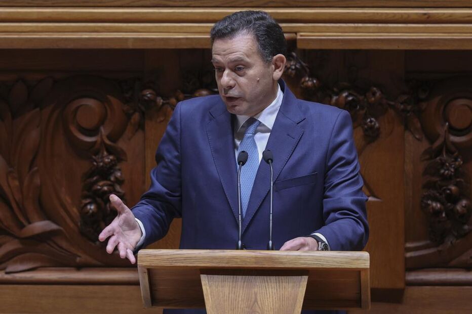 Luís Montenegro explicou-se aos deputados, mas deixou questões por responder