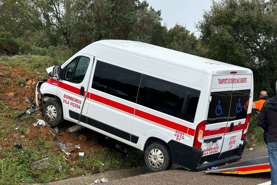 Quatro feridos em colisão com viatura dos Bombeiros de Vila Viçosa