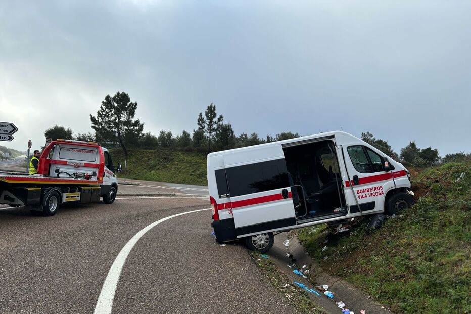 Quatro feridos em colisão com viatura dos Bombeiros de Vila Viçosa