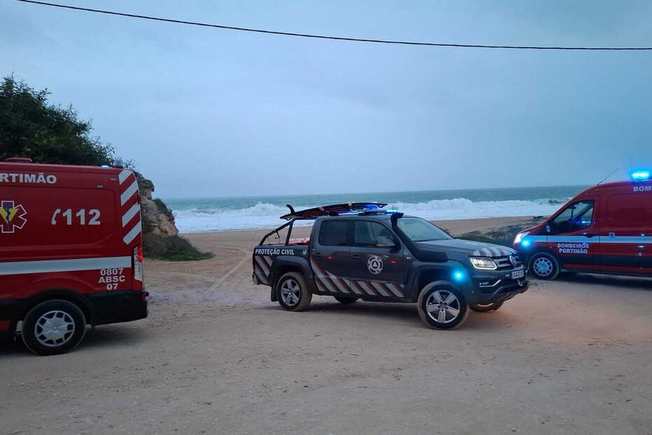 Jovem britânico de 14 anos resgatado na Praia dos Três Irmãos em Alvor