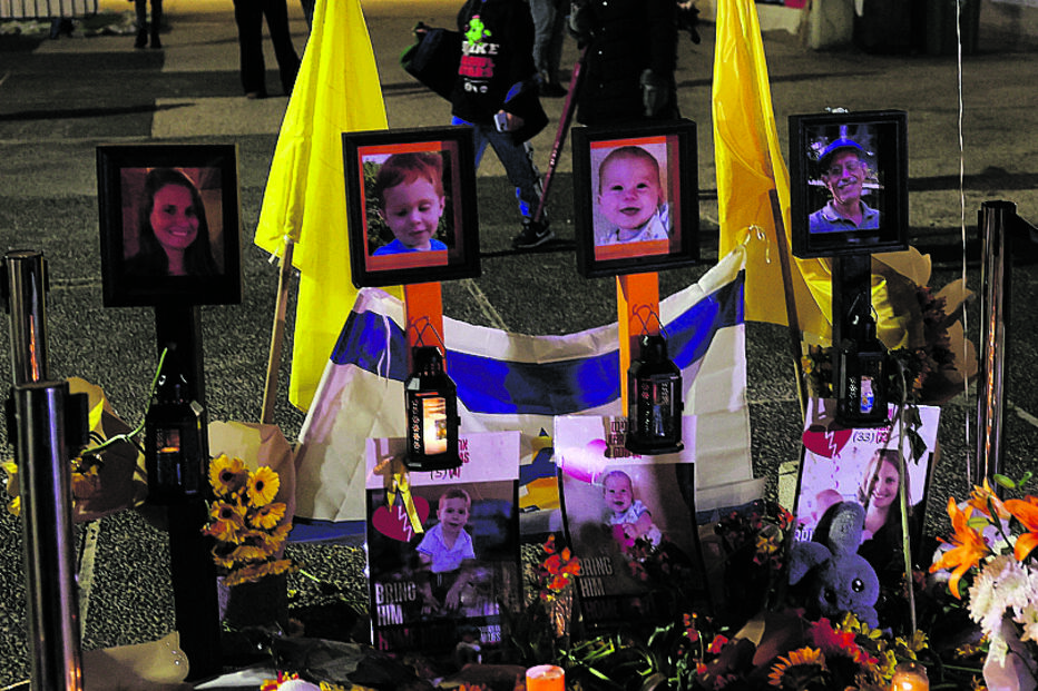 Flores e velas num memorial im provisado à família Bibas