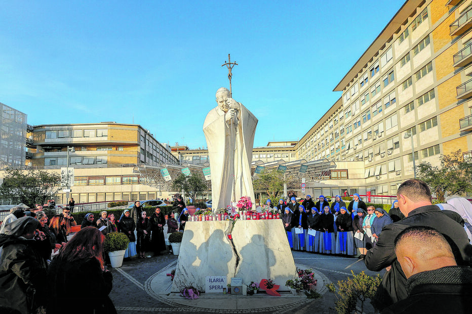 Fiéis rezam pelas melhoras do Papa junto da estátua de João Paulo II, no Hospital Gemelli, Roma 