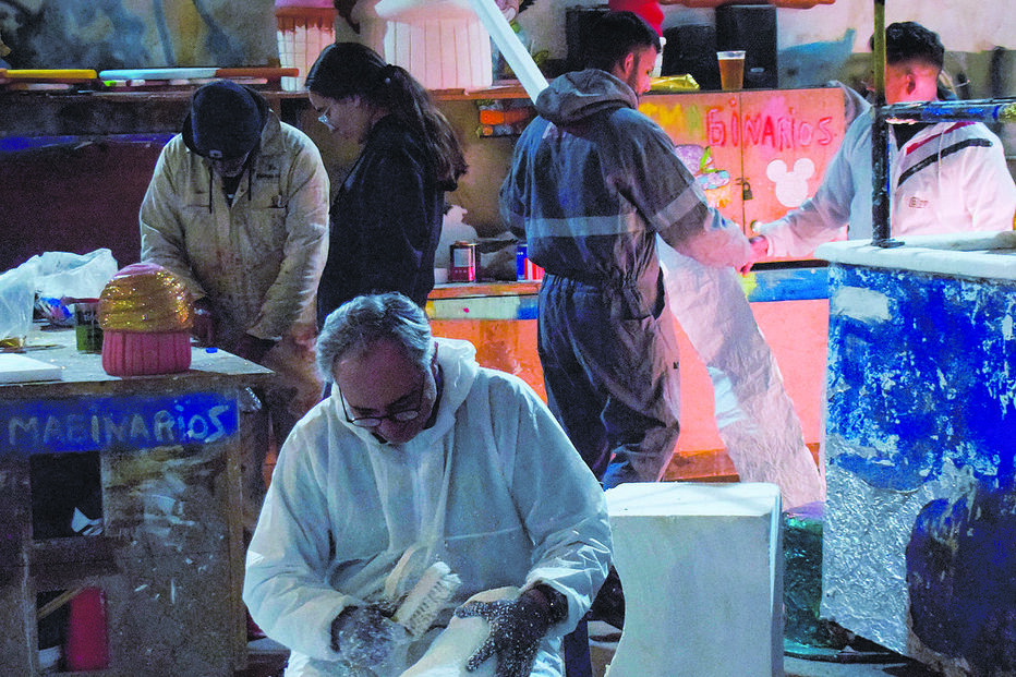 Sines prepara fantasias para o corso que terá 2500 figurantes