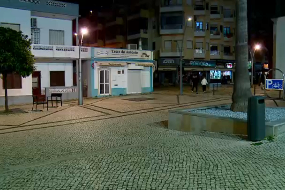 Homem morto com garrafa na cabeça à porta de bar em Quarteira