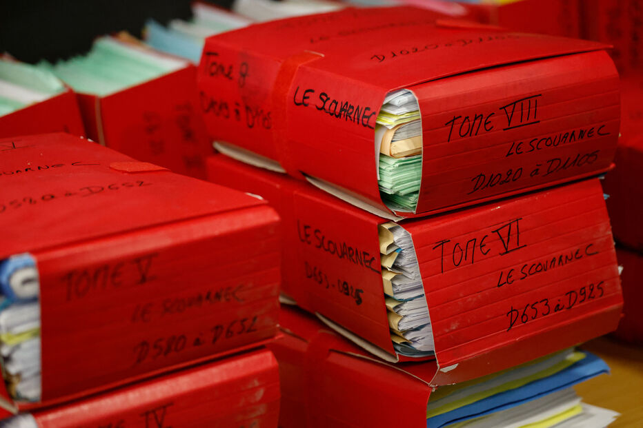 Autos do processo são fotografados no interior do tribunal antes da abertura do julgamento do ex-cirurgião Joel Le Scouarnec