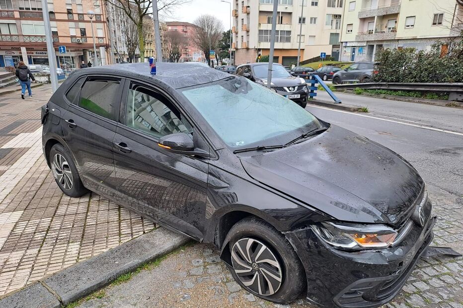 Condutor abandona carro após despiste em Braga