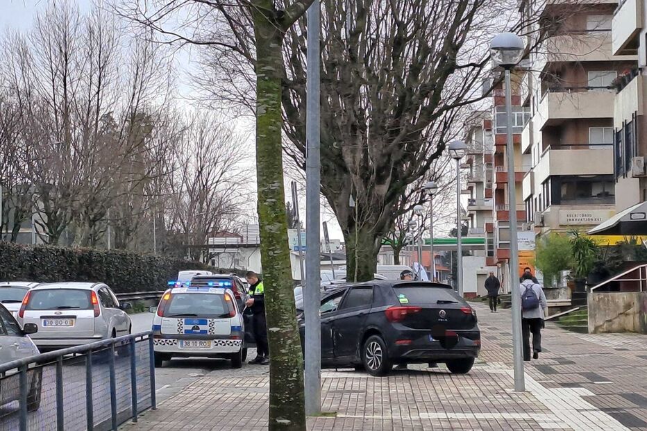 Condutor abandona carro após despiste em Braga