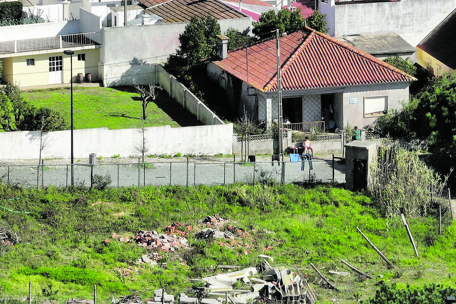 Família ocupa ilegalmente duas casas este mês em Almada
