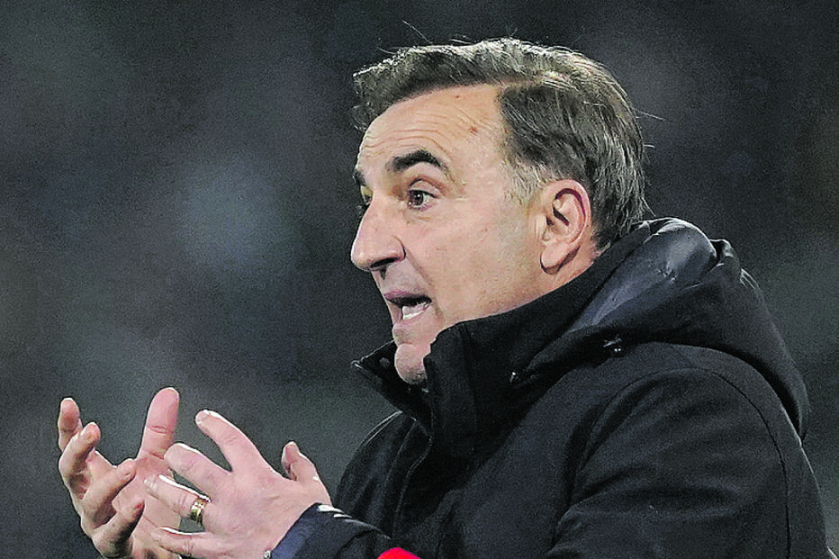 Carlos Carvalhal confirmou que Fran Navarro está apto