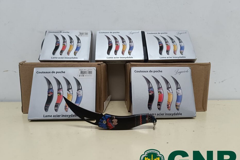 Loja expõe armas brancas para venda em Vila do Conde