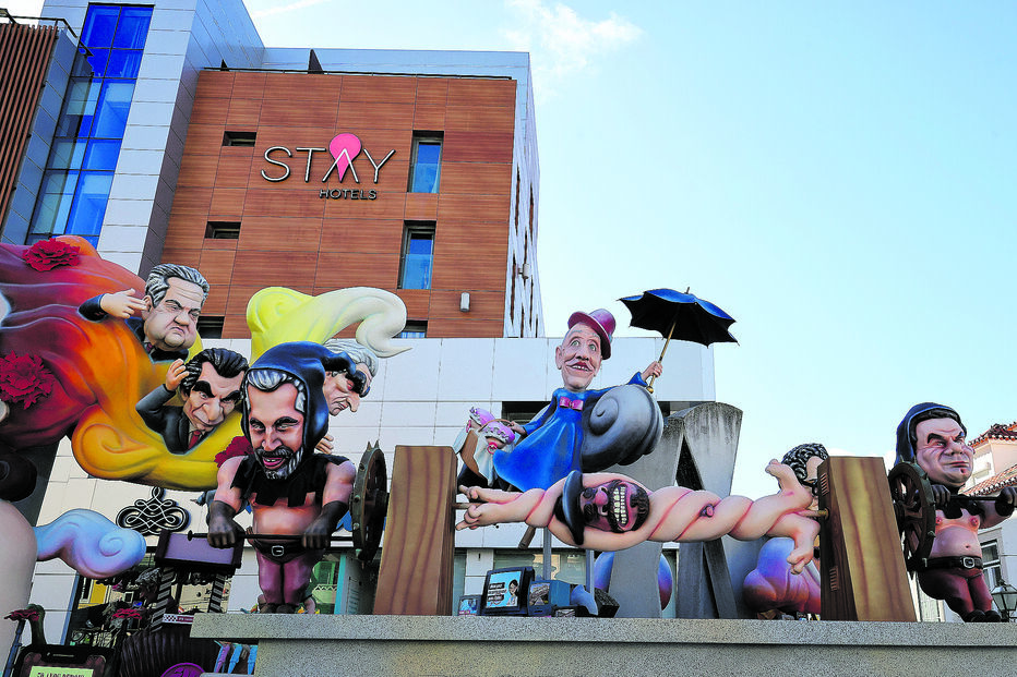 Políticos do passado e do presente no monumento  ao Carnaval de Torres Vedras